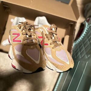 New Balance Women's Shoes in Tan and Pink